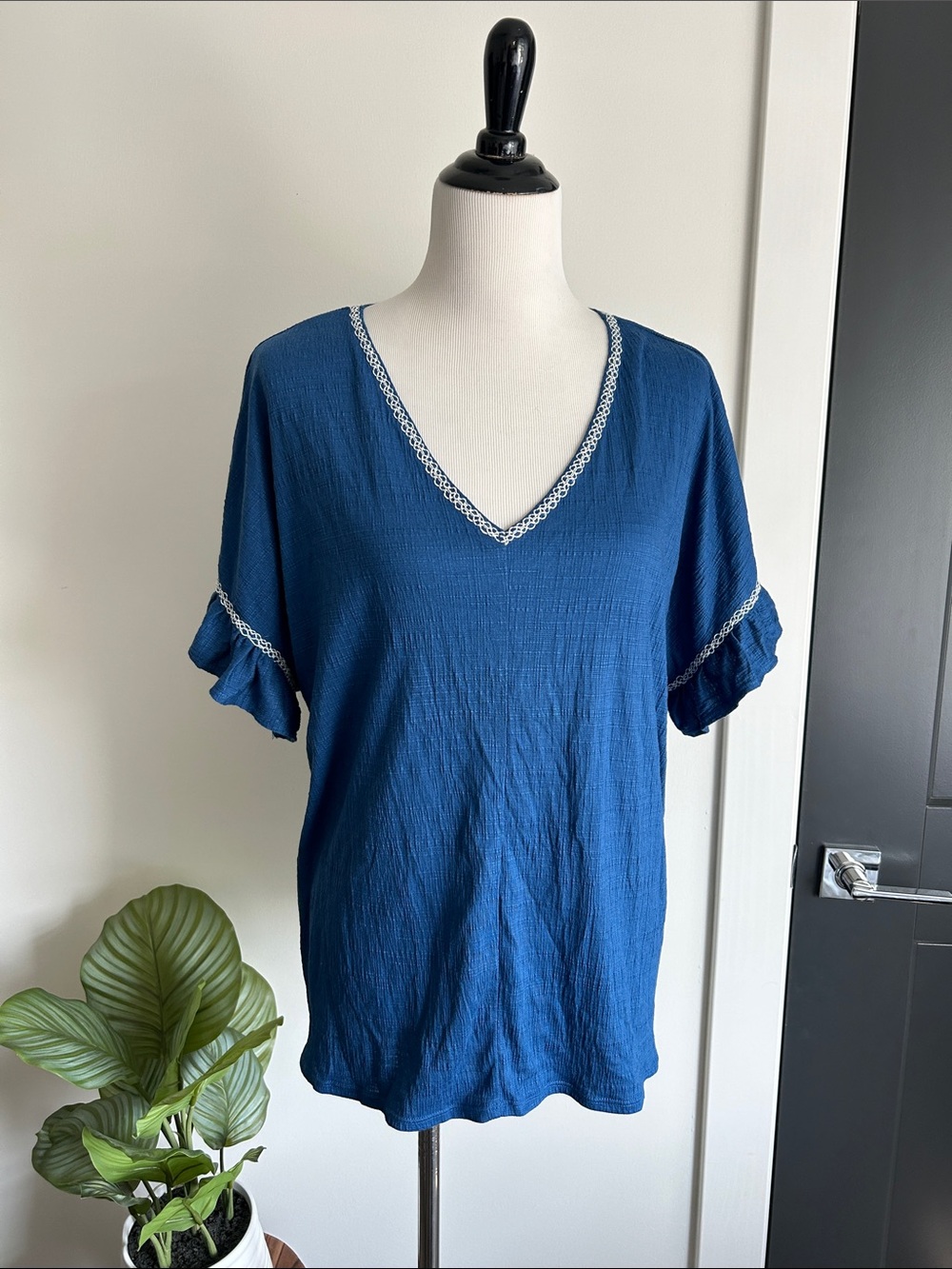 Loose fit XL could fit 1X Deep Blue V-Neck Short Sleeve Top with ivory Lace Trim